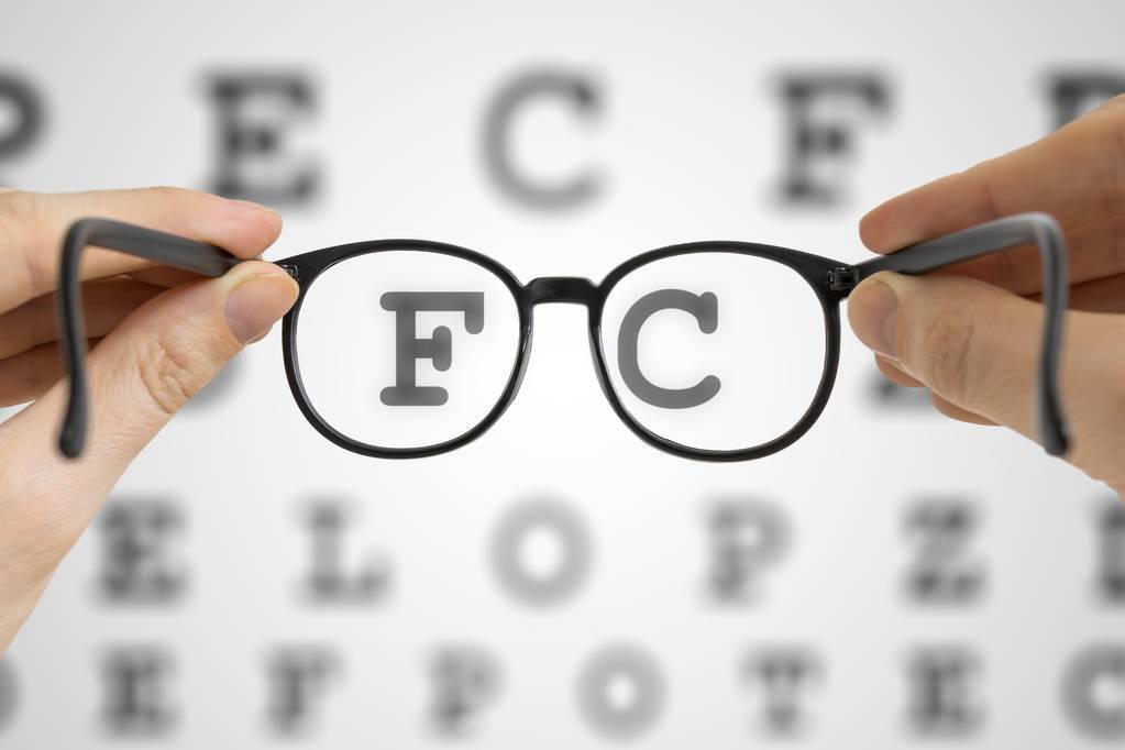 近视康复骗局：你的视力是如何「被提高」的？